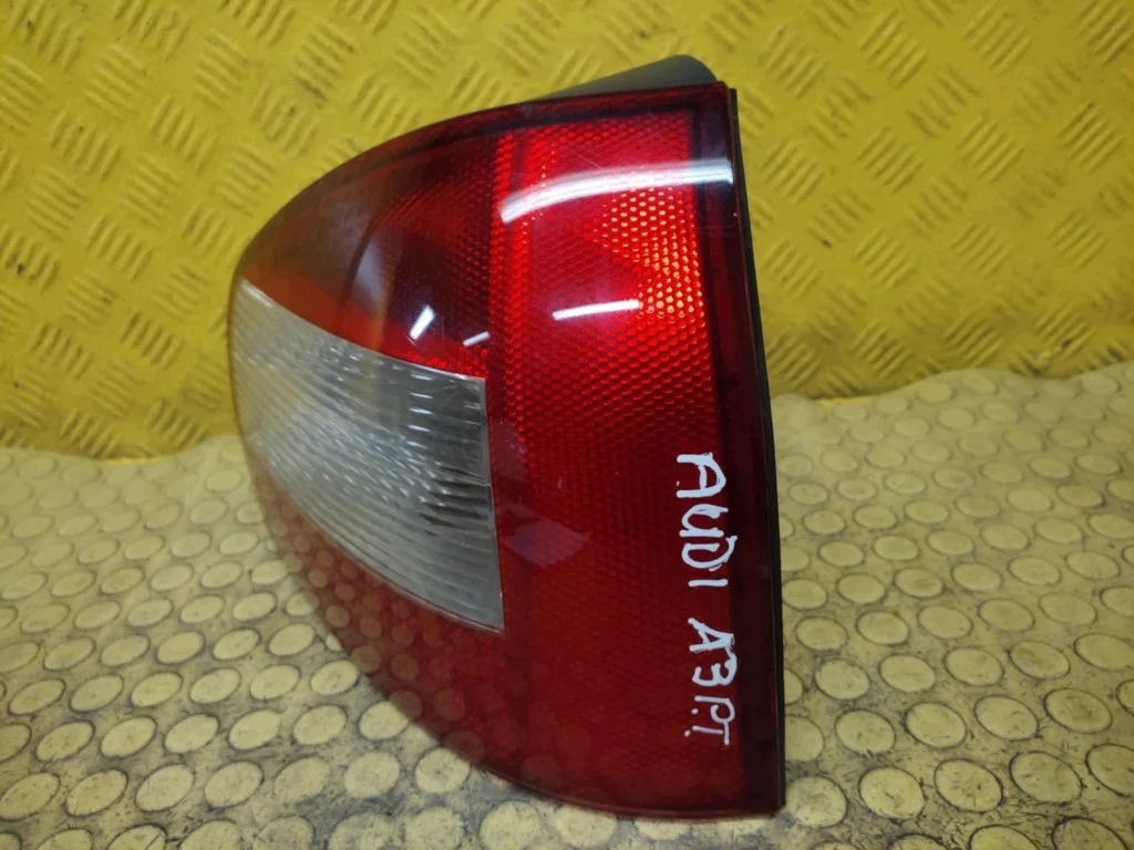Audi A3 8L takavalo oikea 8L0945096