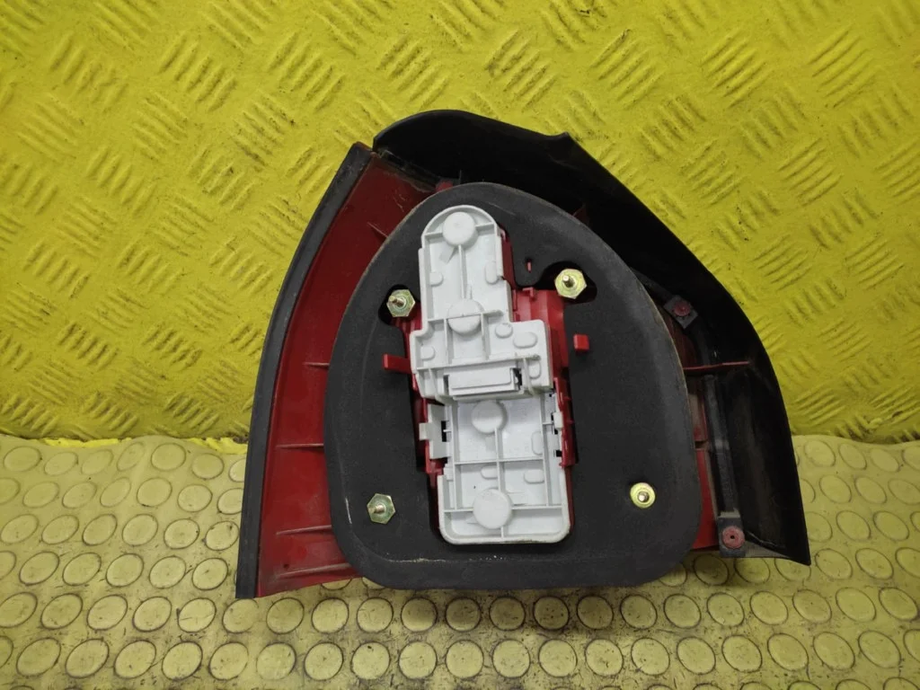 Feu arrière droit Audi A3 8L 8L0945096 image 3