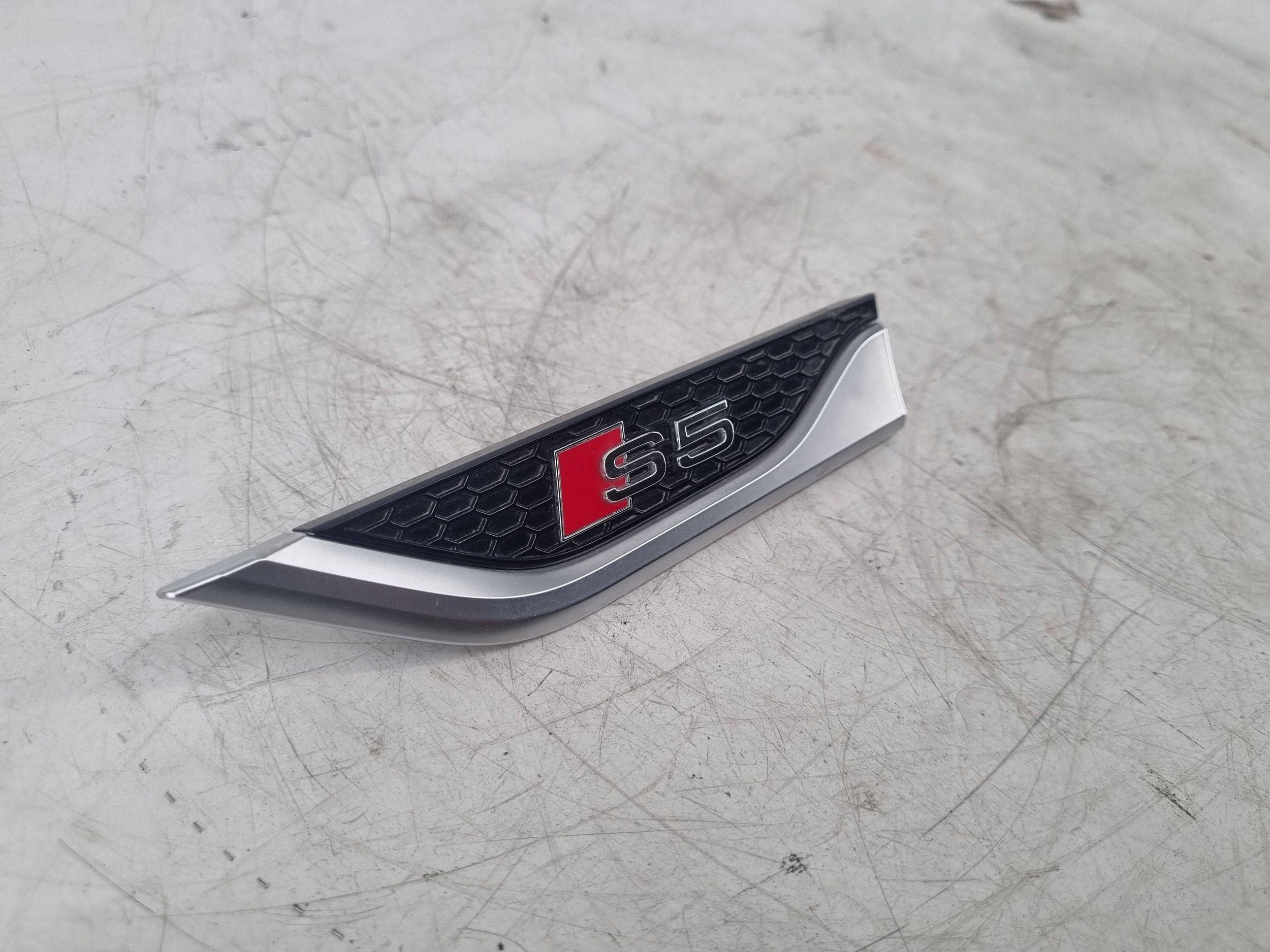Audi S5 8W vasen lokasuojan merkki
