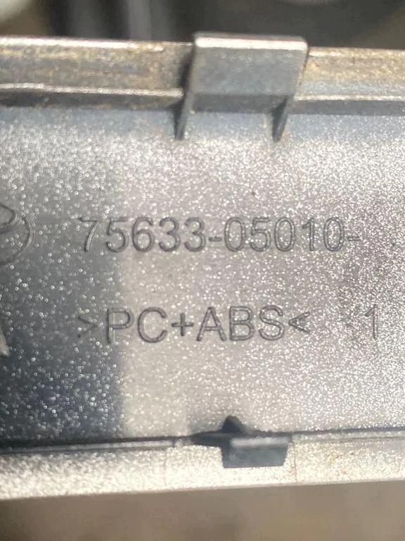 Cubierta de claxon delantera derecha Toyota Avensis T27 image 5