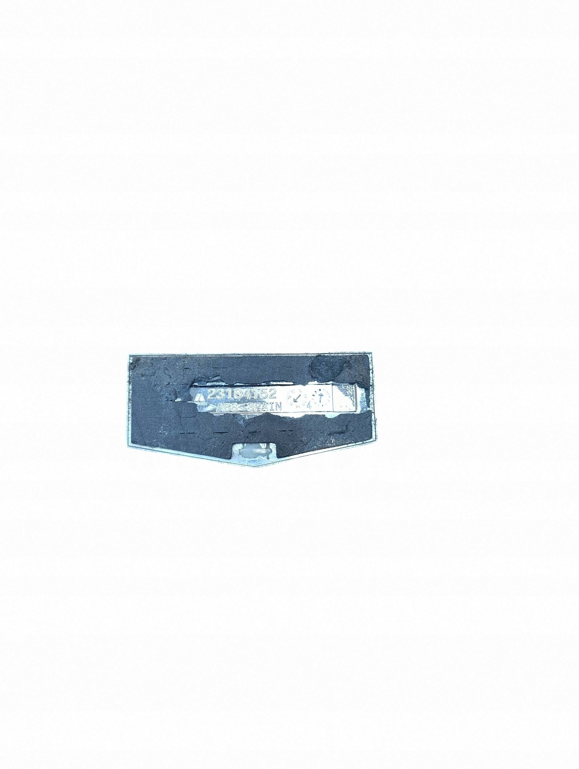 Insignia Guardabarros Chevrolet Camaro 23184152 image 5