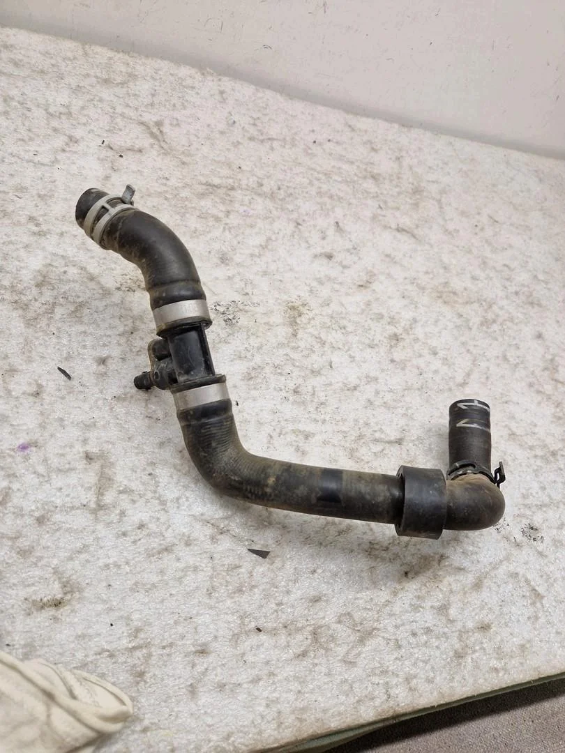 Porsche Taycan 9J1815565B Schlauch Gebraucht