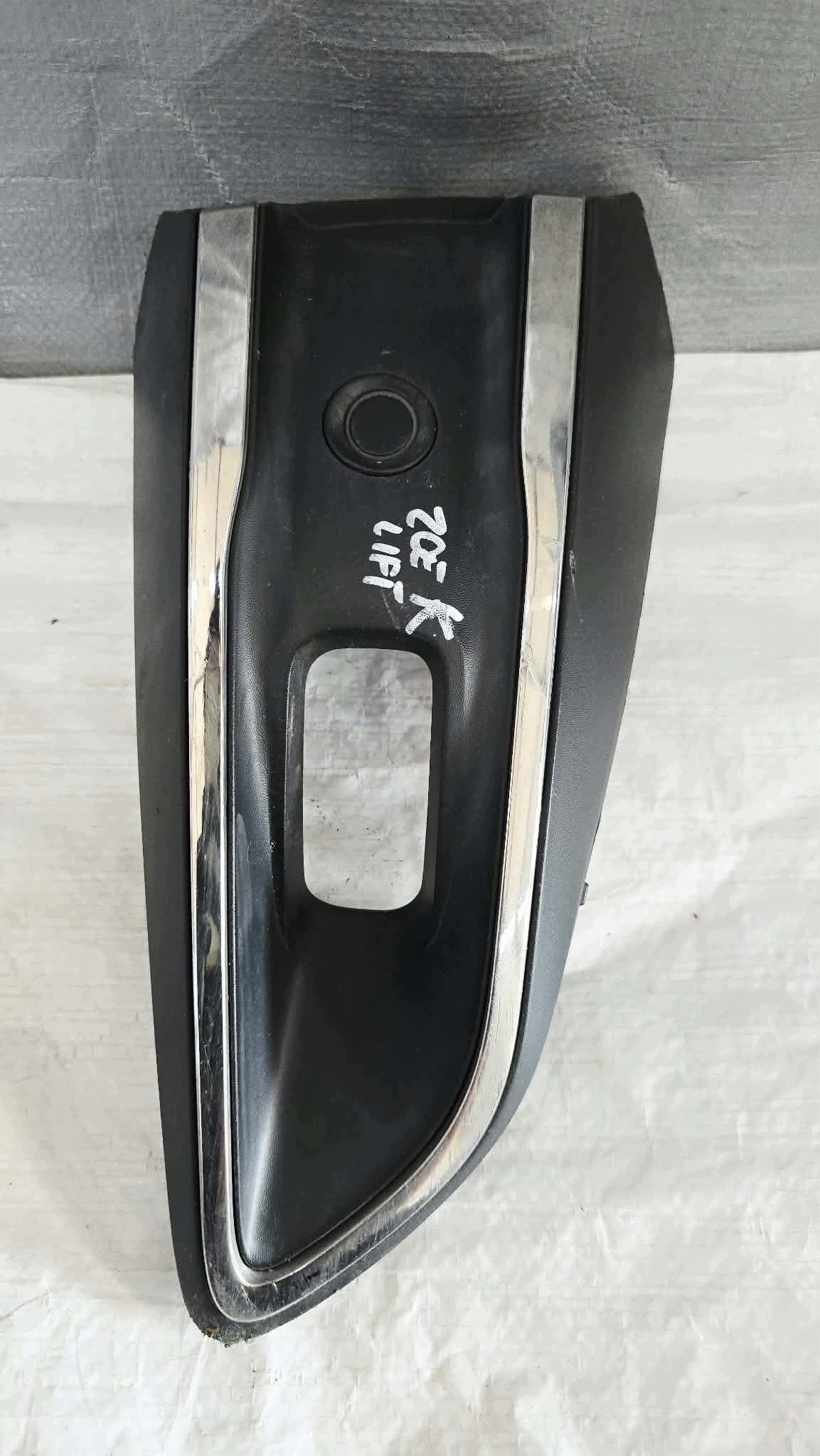 Puskurin ritilä vasen RENAULT ZOE 261A32884R