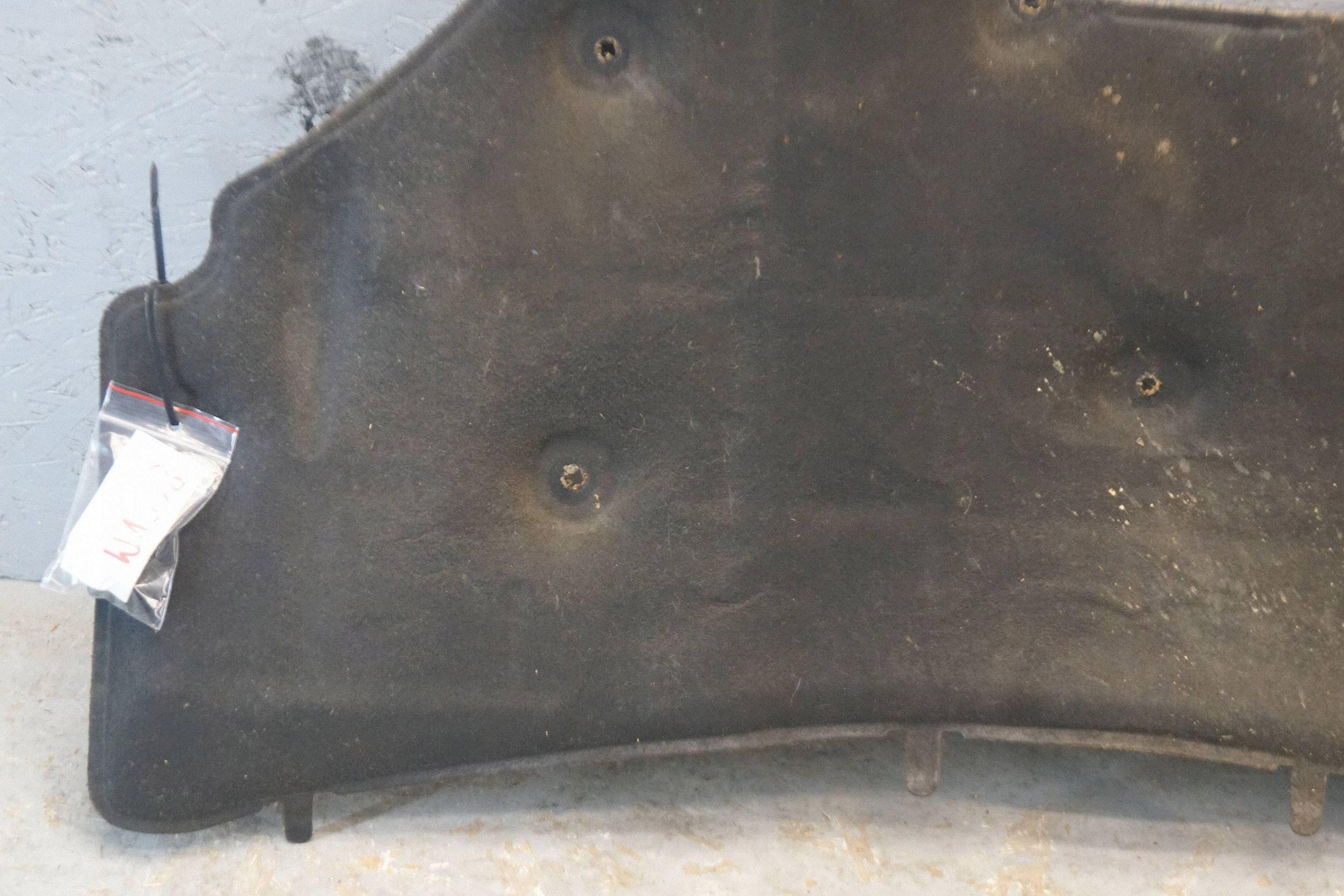 Konepellin äänieriste Ford Fiesta MK7 Lift (W1008)
