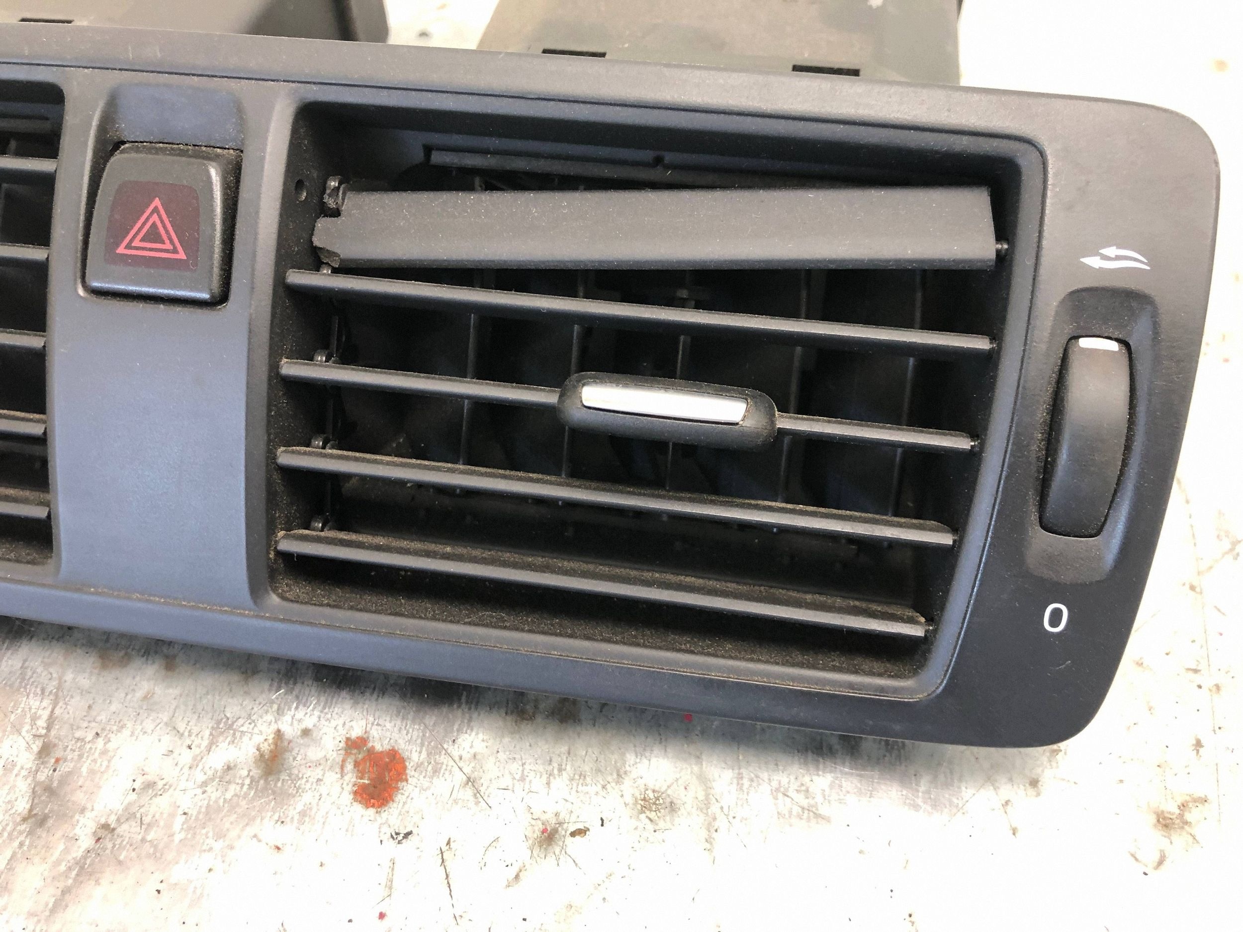 Grille d'aération centrale Volvo C30 Lift 9123684BILI image 3