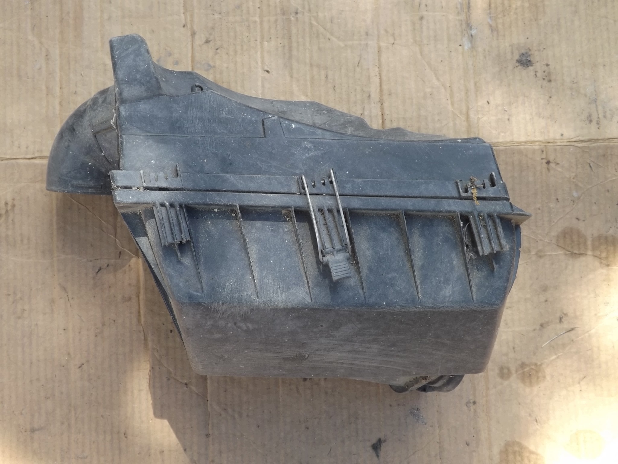Mercedes E-Class W210 Air Filter Housing image 3