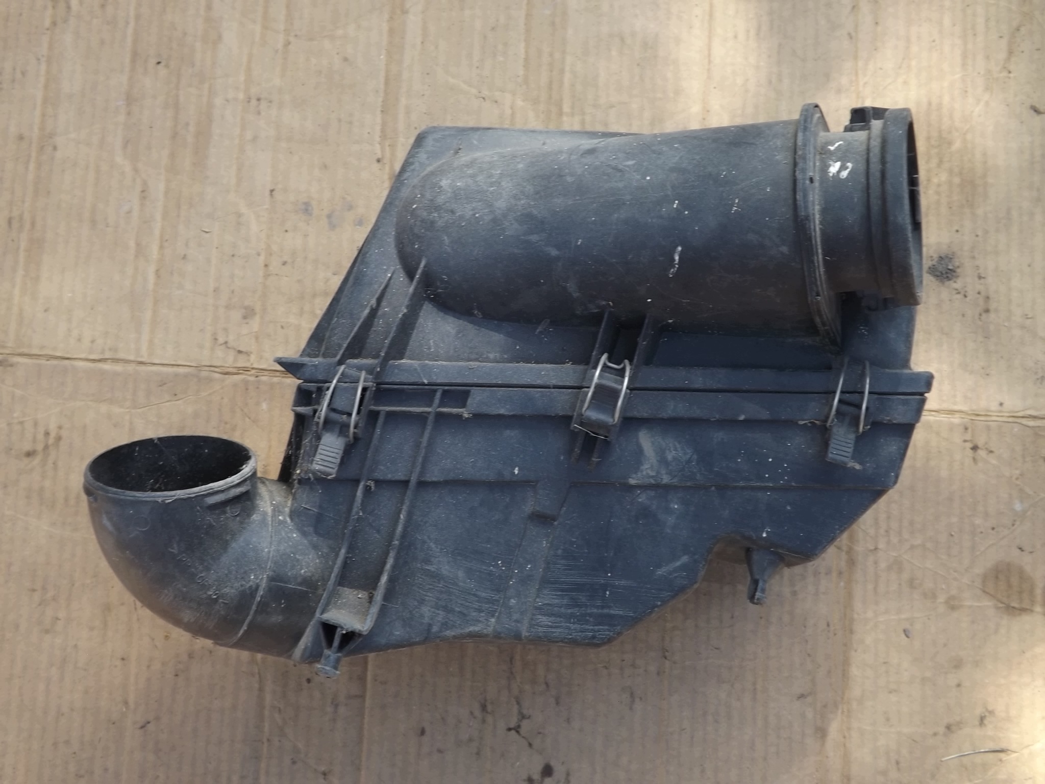 Mercedes E-Class W210 Air Filter Housing image 4