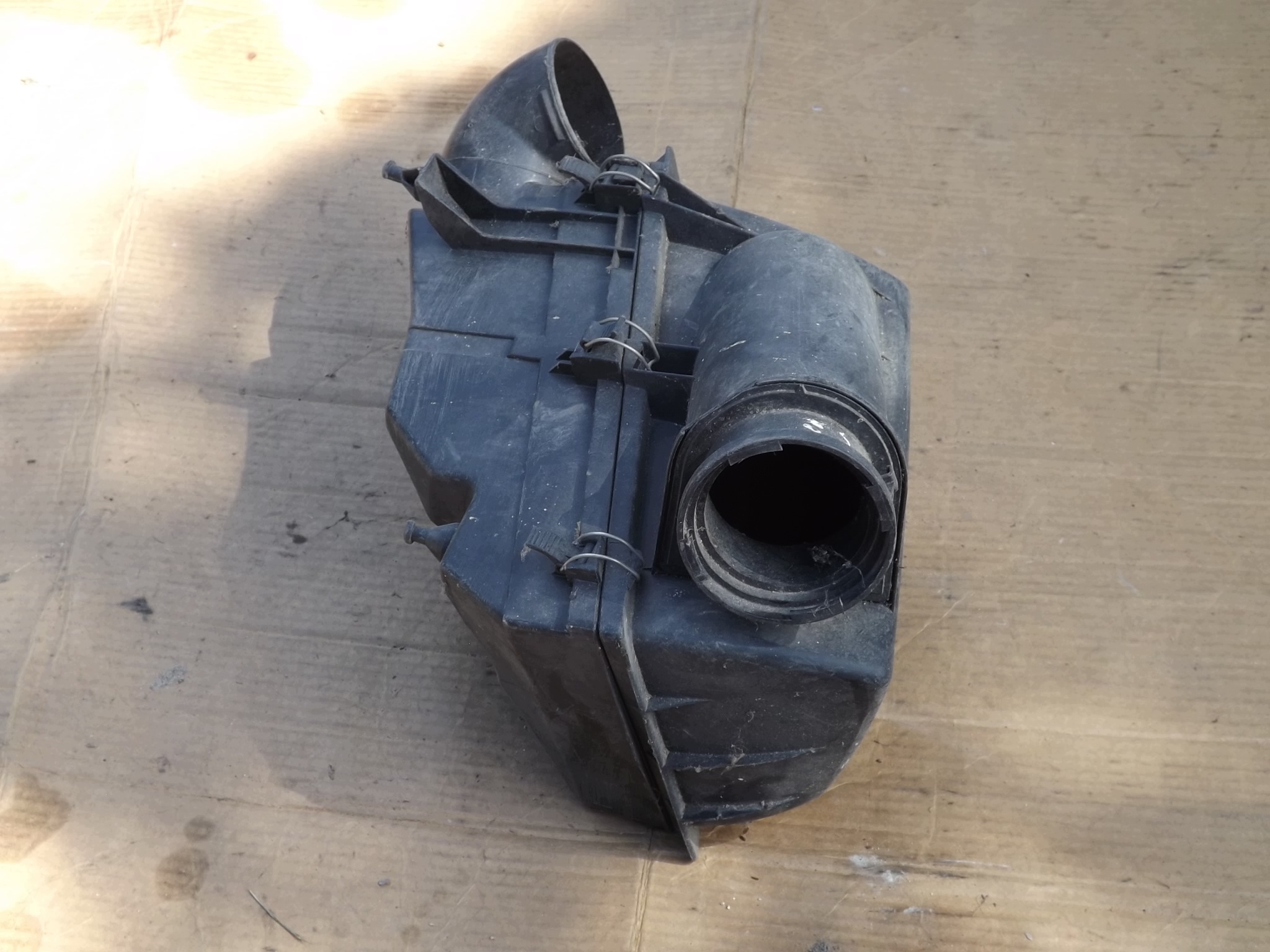 Mercedes E-Class W210 Air Filter Housing image 6