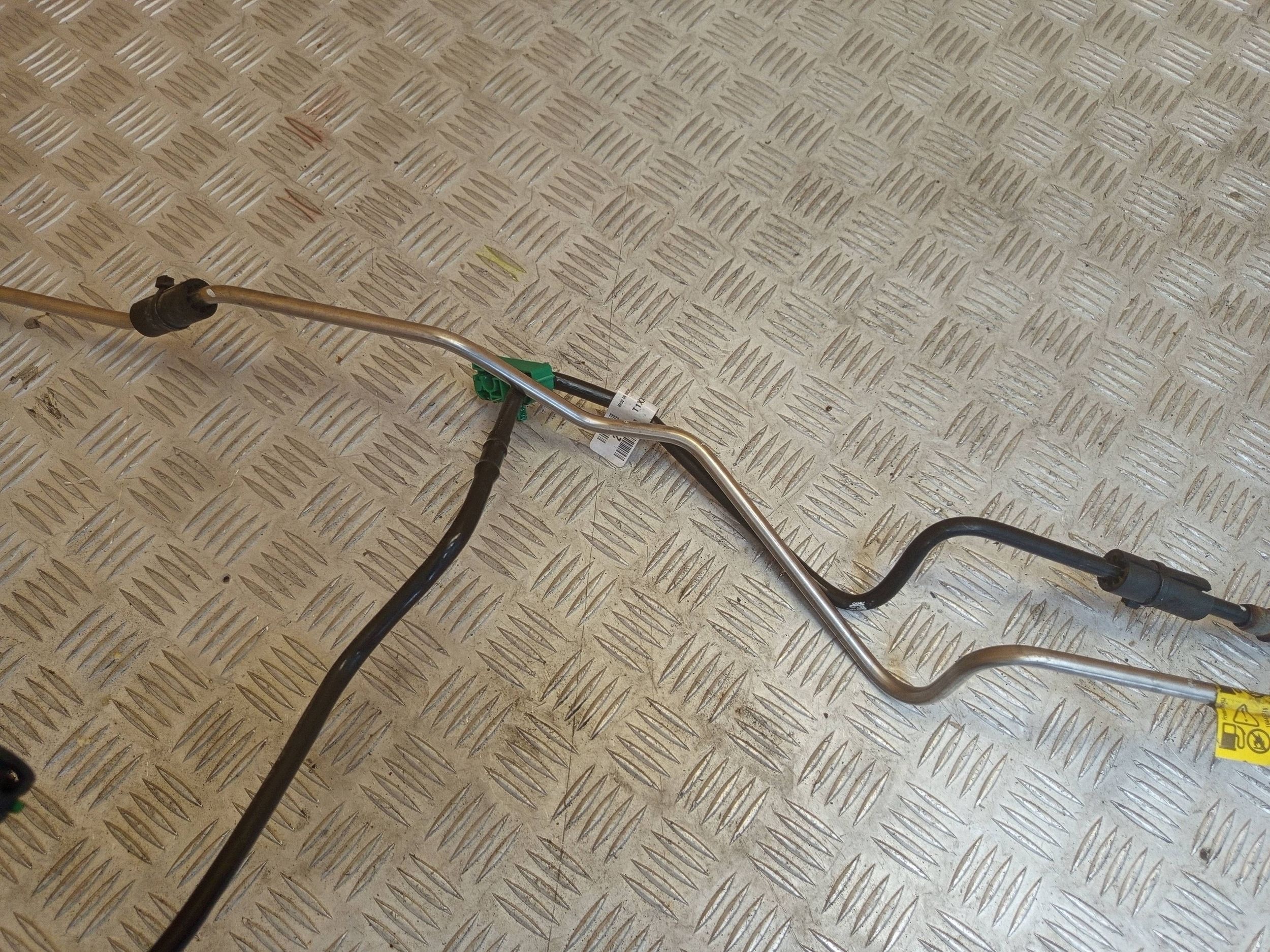 CHEVROLET TAHOE 836137521 Conductos de Combustible image 4