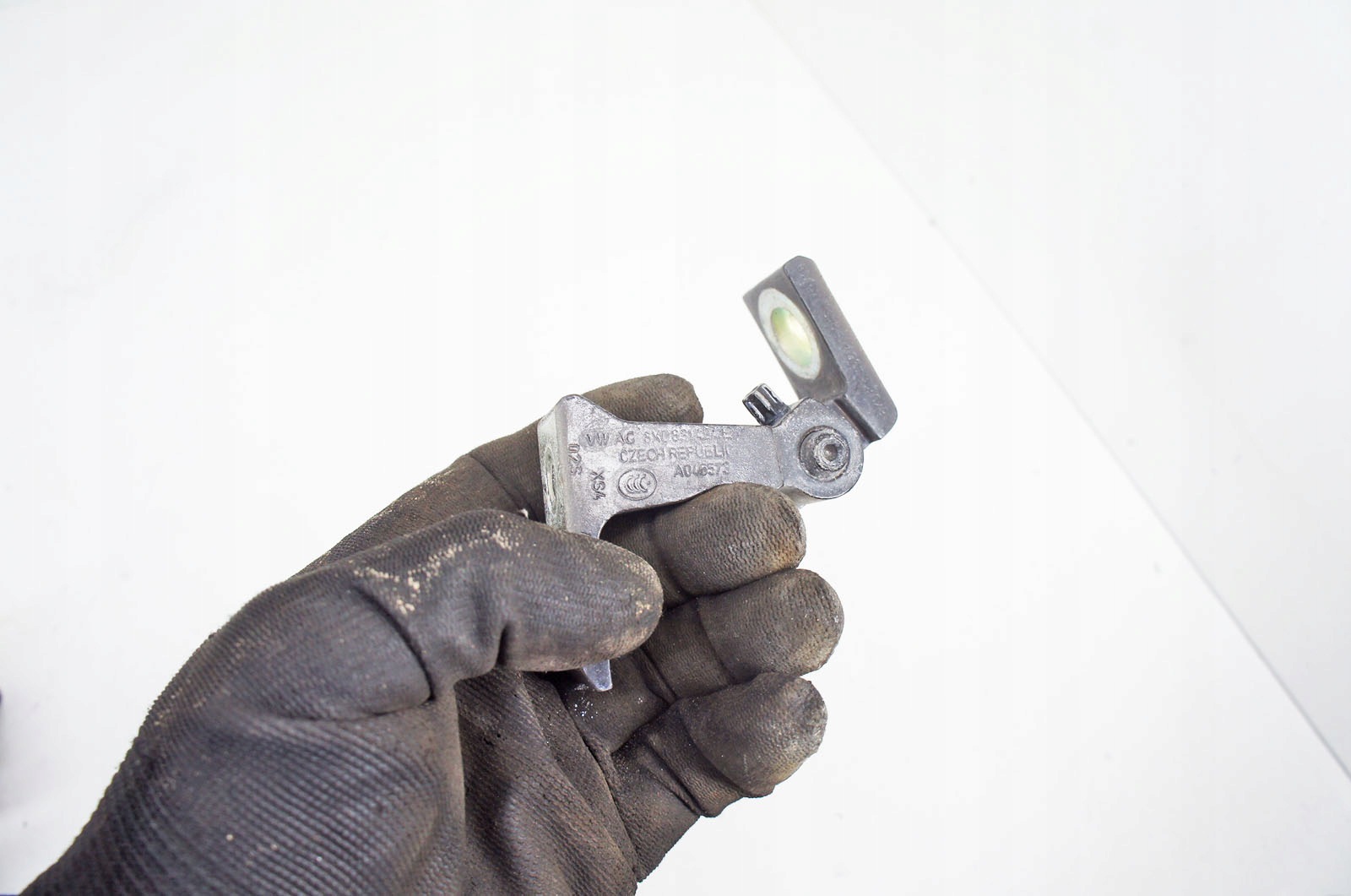 Skoda SuperB III Right Front Door Hinge VK376 image 4