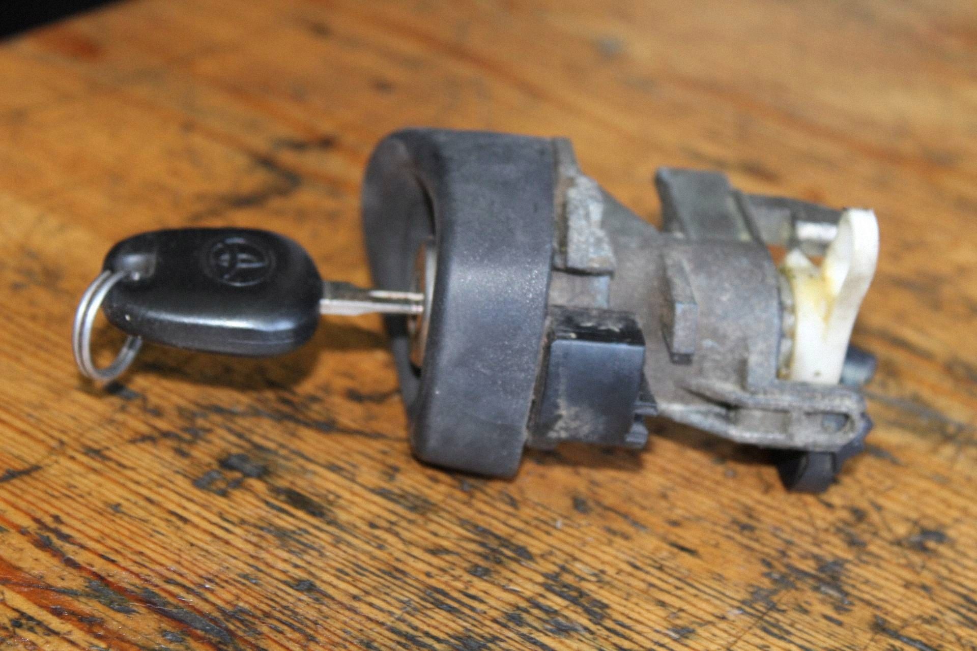 Inserts de serrure de hayon arrière Yaris II image 7
