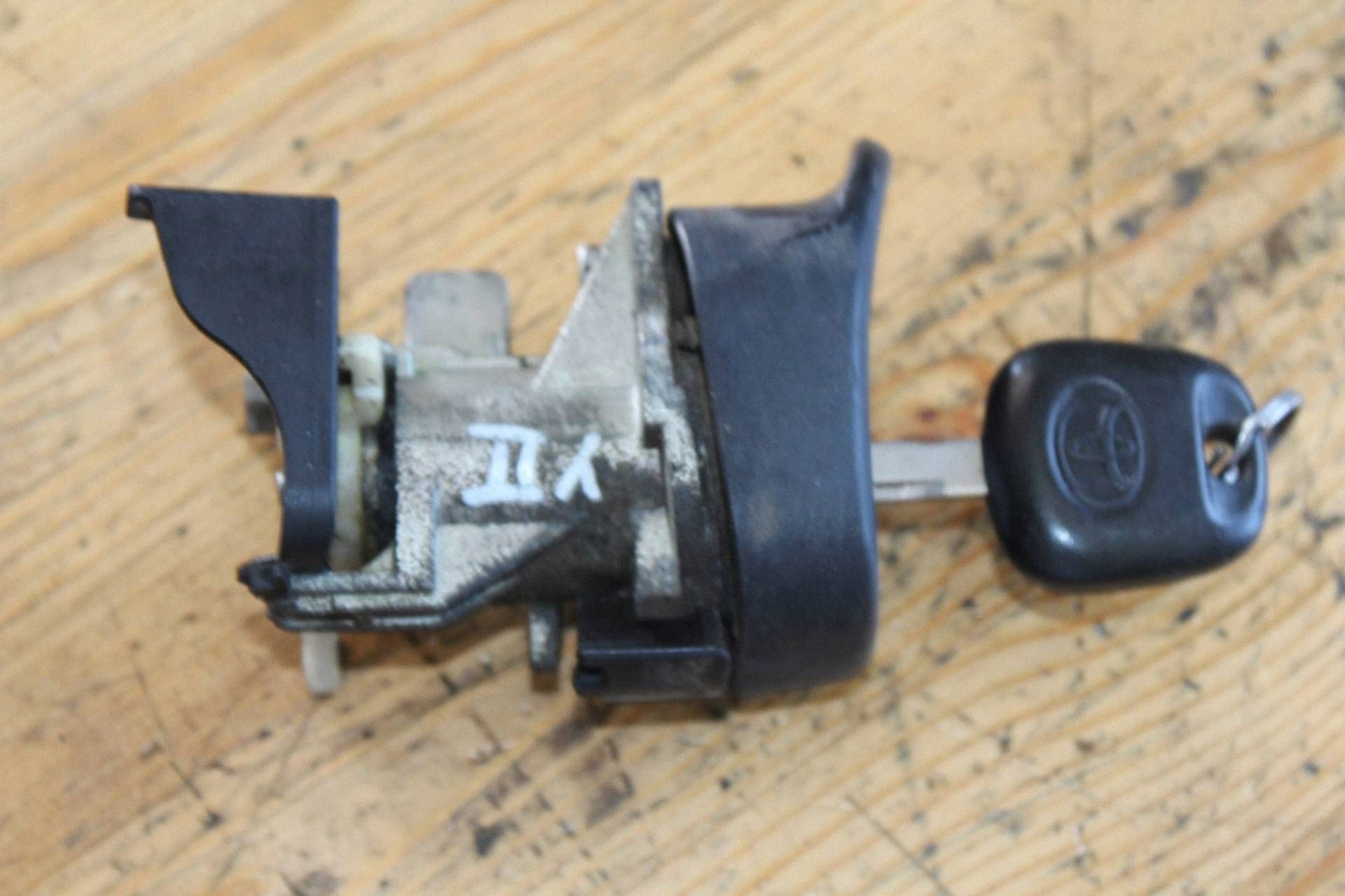 Inserts de serrure de hayon arrière Yaris II image 9