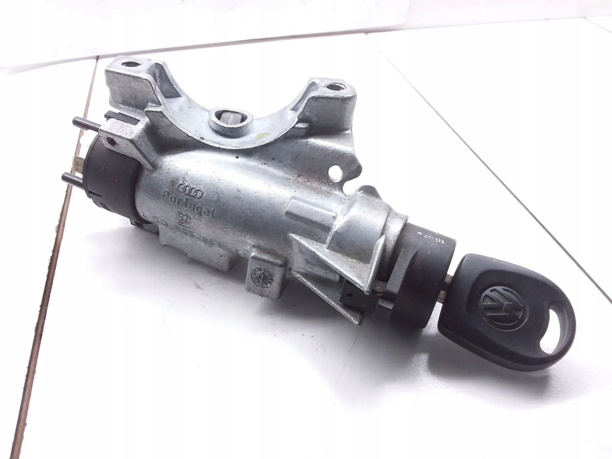 Ignition Switch VW Passat B5 4D0905851E Used image 2