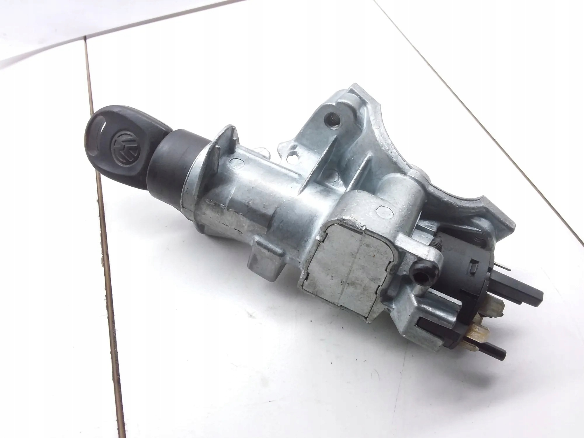 Ignition Switch VW Passat B5 4D0905851E Used image 3