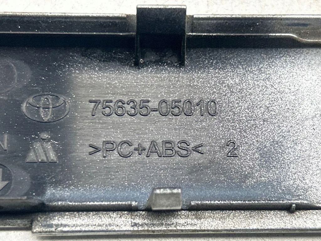 Cubierta de claxon delantera derecha Toyota Avensis T27 image 5
