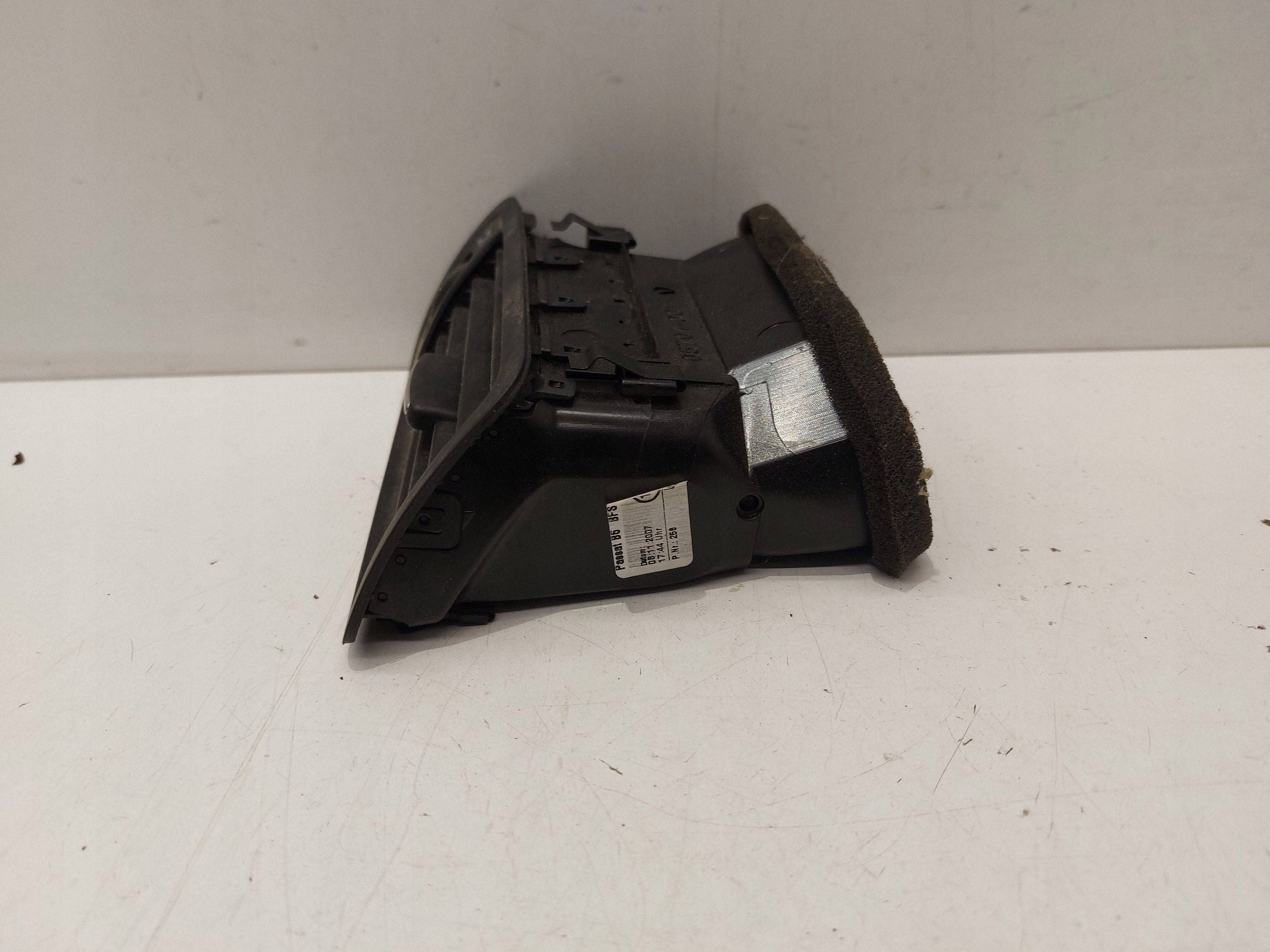 Ilmanvaihdon sivusäleikkö VW Passat B6 oikea T0024375