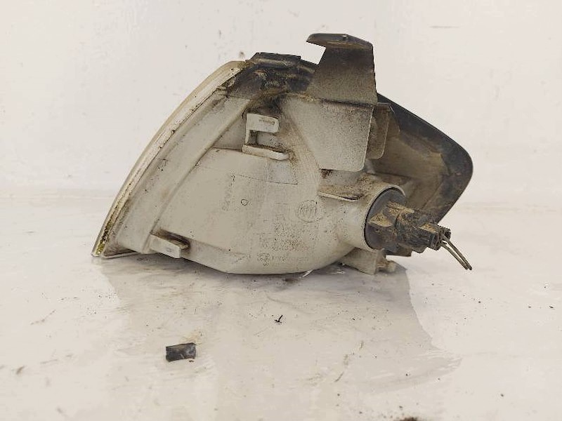 Direction indicator Right front of Mazda 323 F VI (BJ)