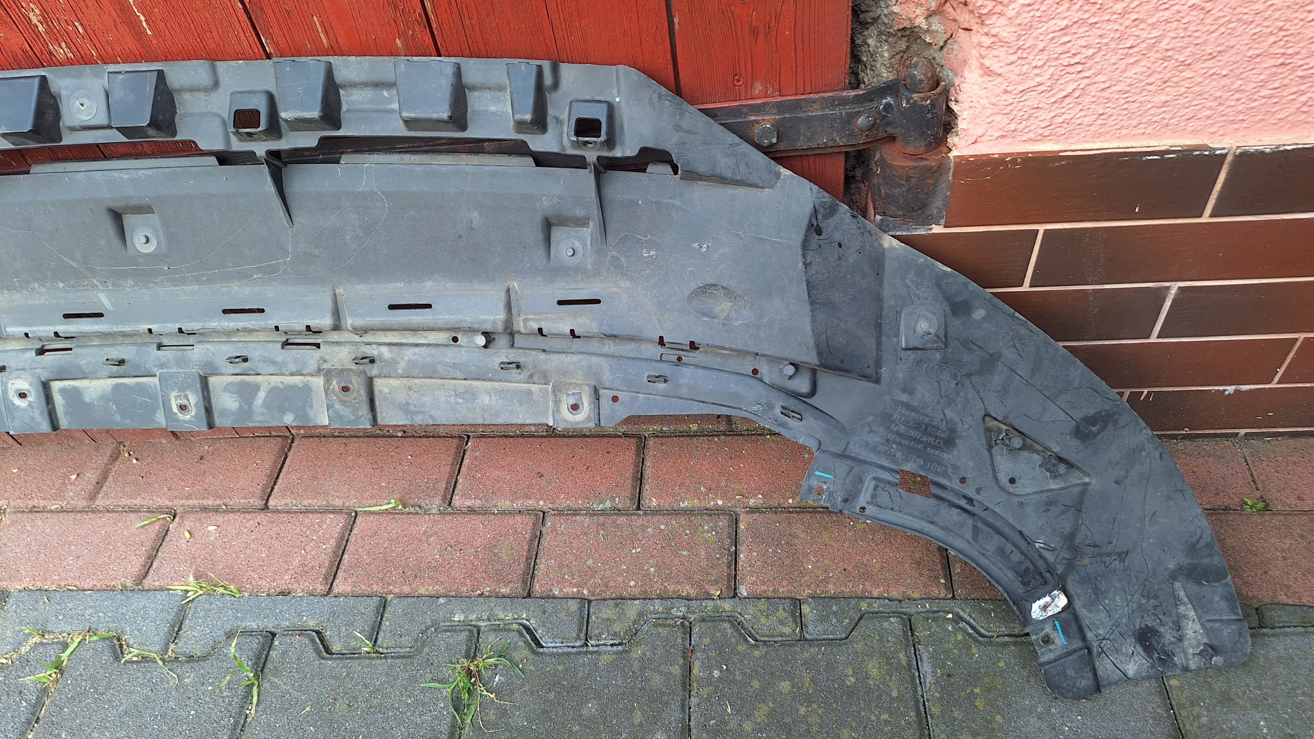 Puskurin alaosa Audi RSQ8 4M8807611C