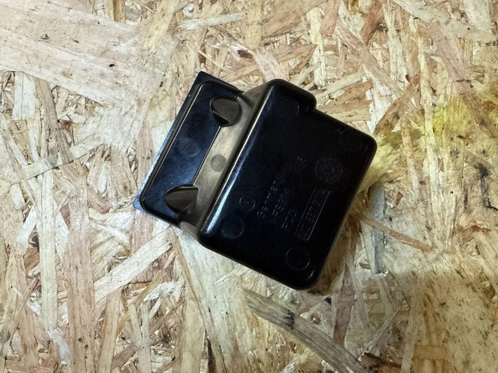Cinzeiro VW Golf IV 2000 Usado OEM 1J0857311A image 6