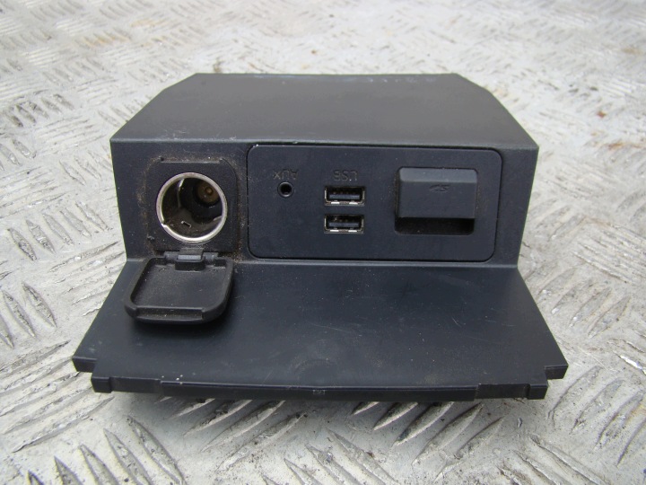 Paneeli USB SD AUX -liitäntä ja sytytin Mazda 6 GBEF644A1