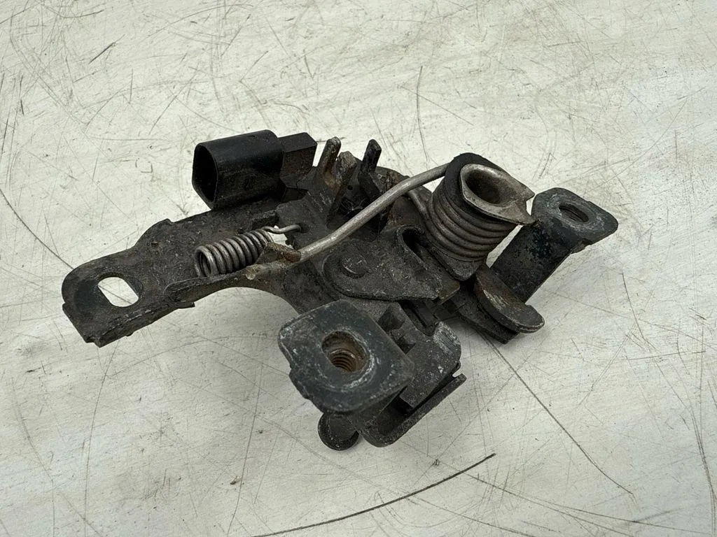 Verrou de capot Audi A3 Sportback 8L0823509C image 2