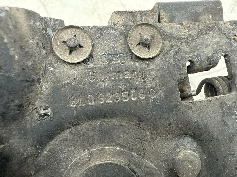 Verrou de capot Audi A3 Sportback 8L0823509C image 3