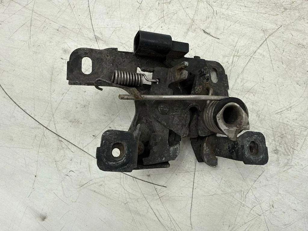 Verrou de capot Audi A3 Sportback 8L0823509C image 5