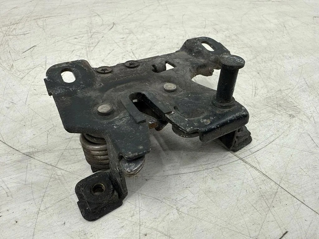 Verrou de capot Audi A3 Sportback 8L0823509C image 6