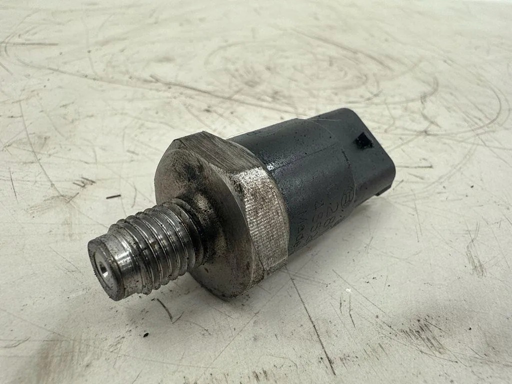 Rampe d'injection Volvo S60 2004 0281002527 image 2