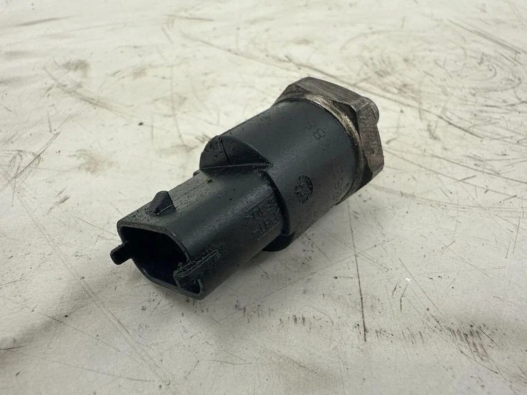 Rampe d'injection Volvo S60 2004 0281002527 image 3