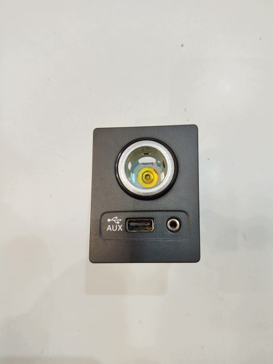 USB AUX -liitäntä Škoda Superb III 3V 5Q0035726E sarja