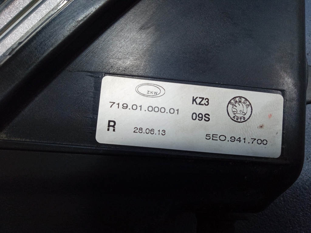 Skoda Octavia III Halogen Oikea 5E0941700 image 5