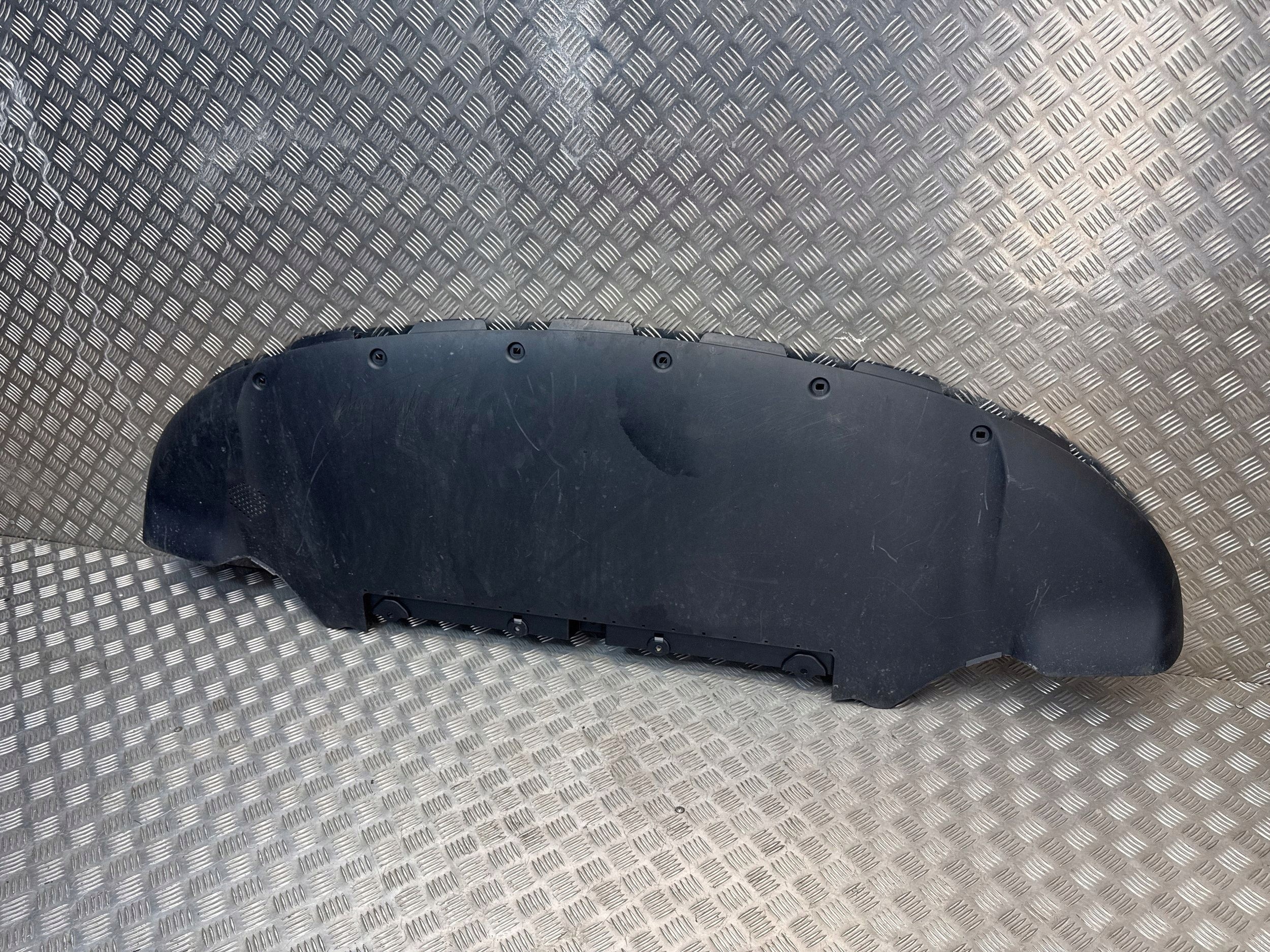 Tesla Model Y 21 etusuojuksen alla oleva suojalevy 1613579-00-A