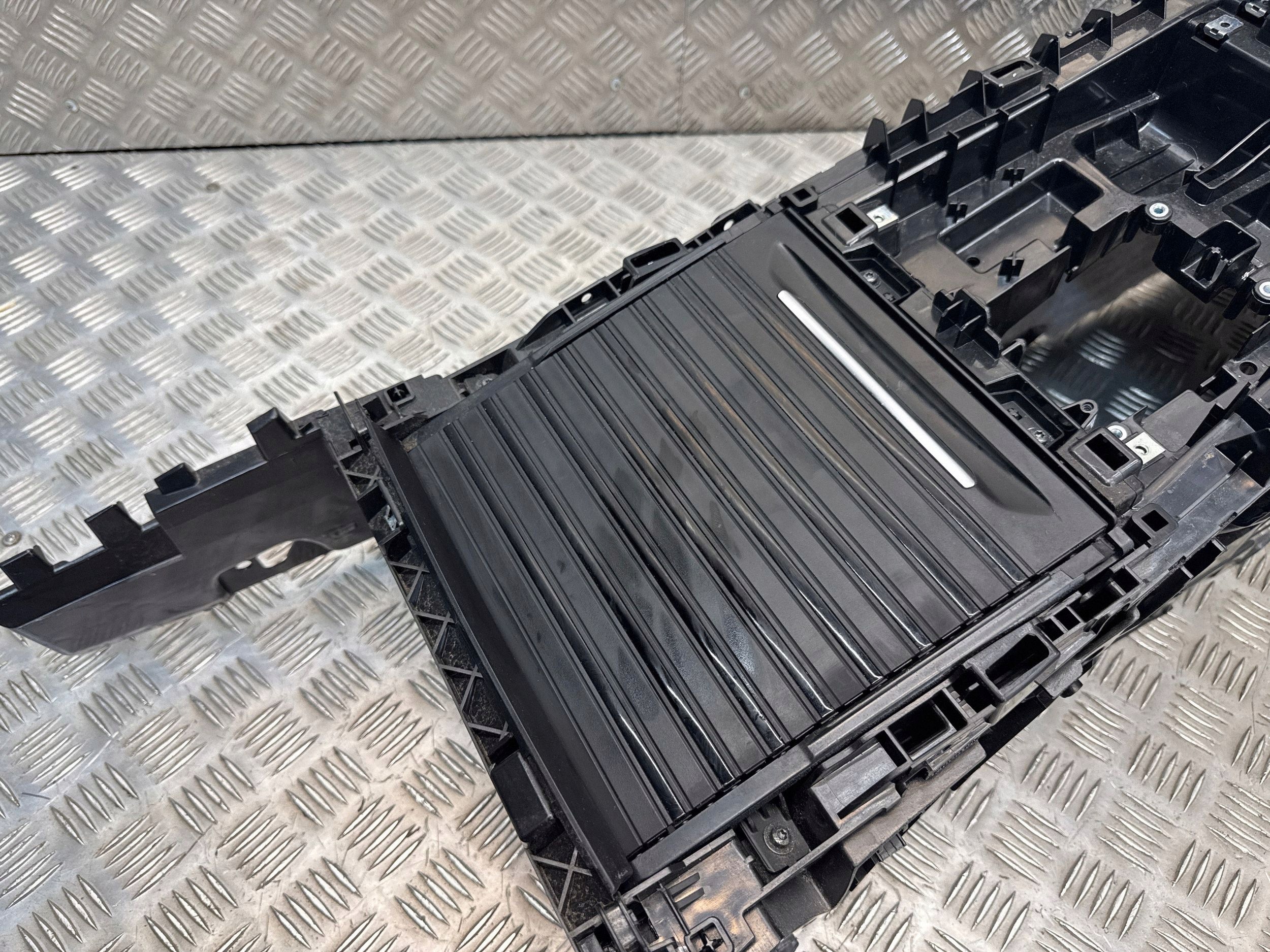 BMW X5 F15 Armsteun console 100559 image 3