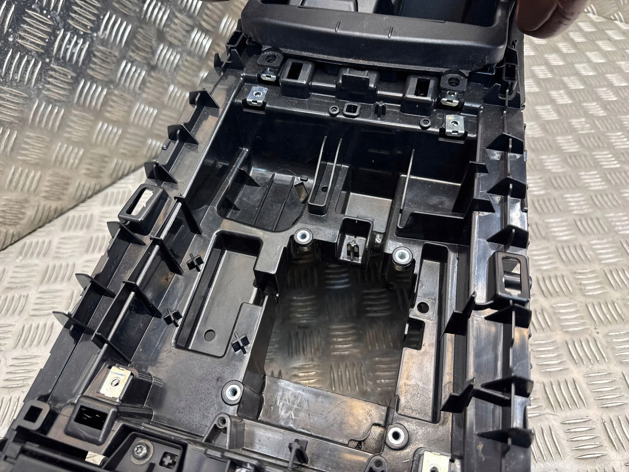 BMW X5 F15 Armsteun console 100559 image 4