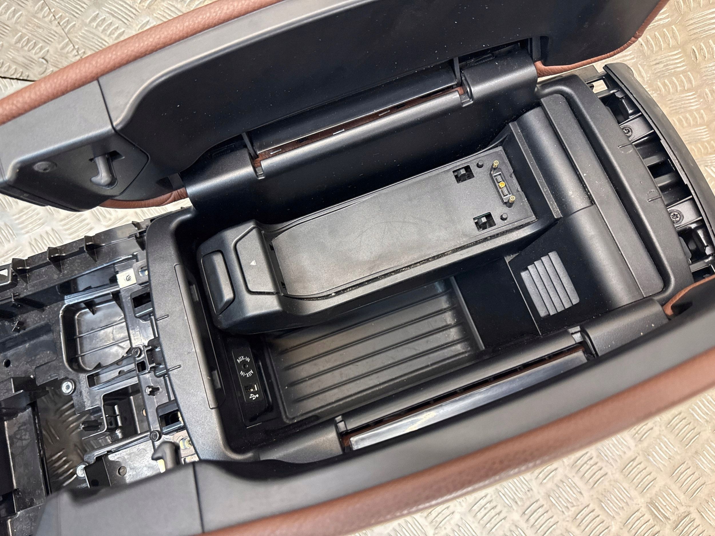 BMW X5 F15 Armsteun console 100559 image 5