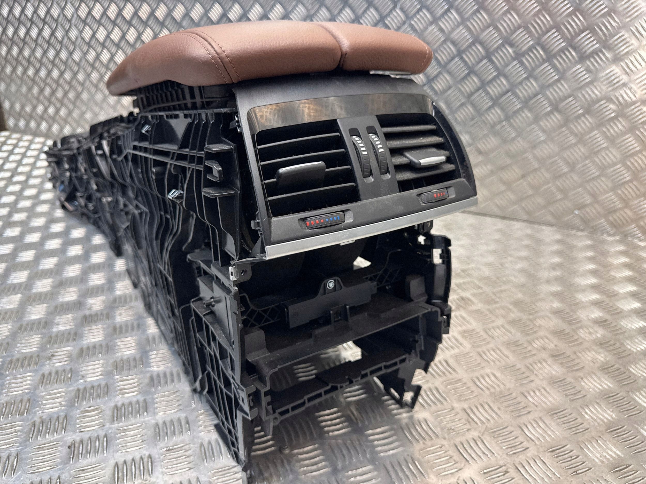 BMW X5 F15 Armsteun console 100559 image 7