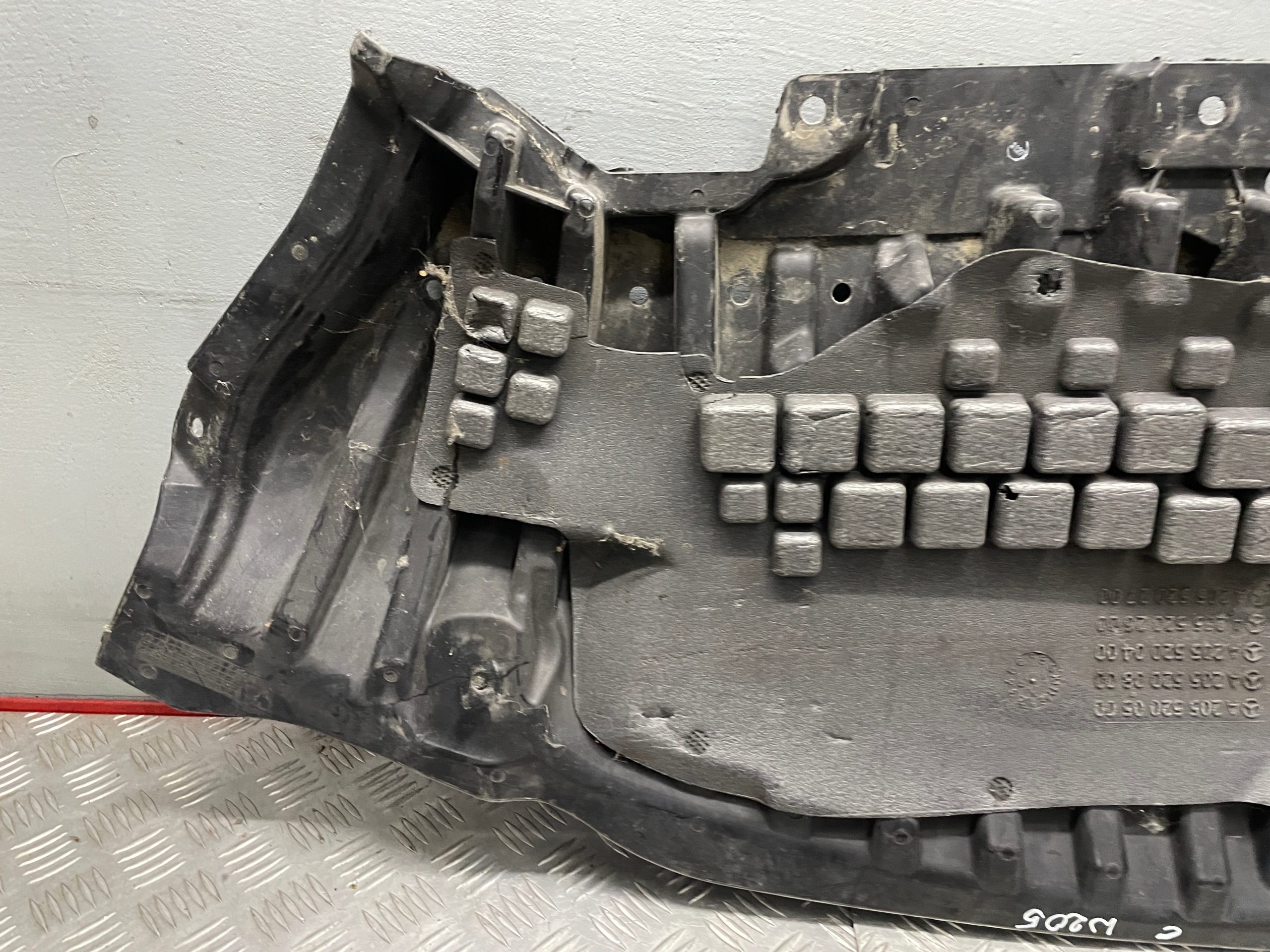 Suojalevy etupuskurin alla W205 OEM 563546357633
