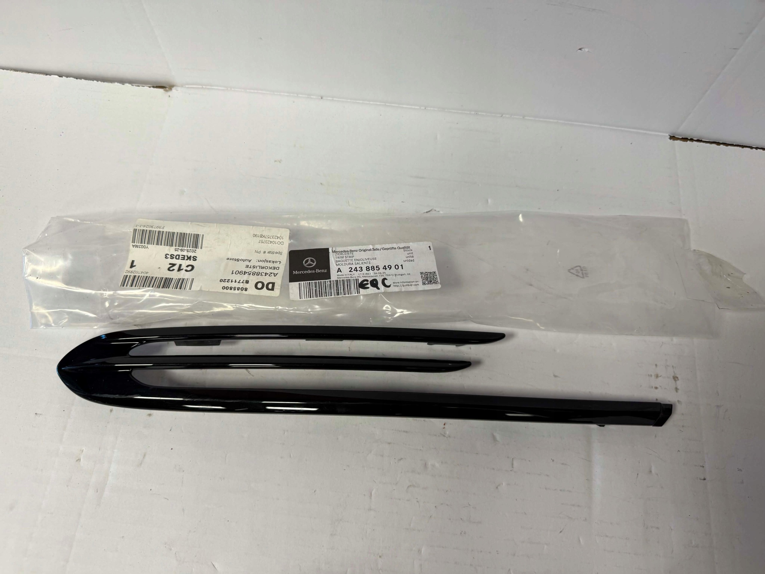 Mercedes EQC W243 Sierlijst achterbumper A2438854901 image 2
