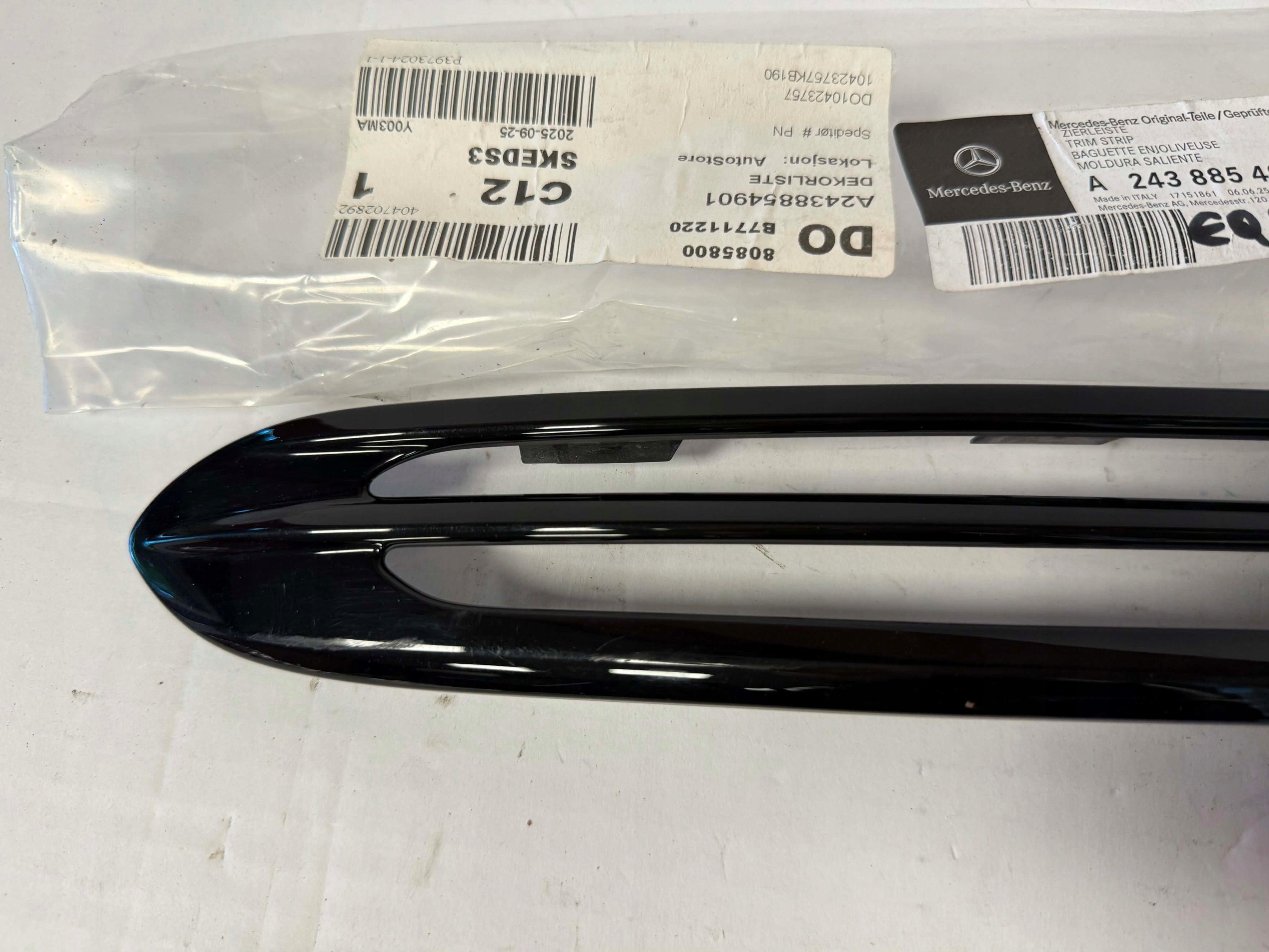 Mercedes EQC W243 Sierlijst achterbumper A2438854901 image 4