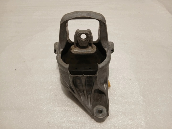 AUDI A4 B9 LIFT MOOTTORIN TUKI VASEN 8W0199371CQ