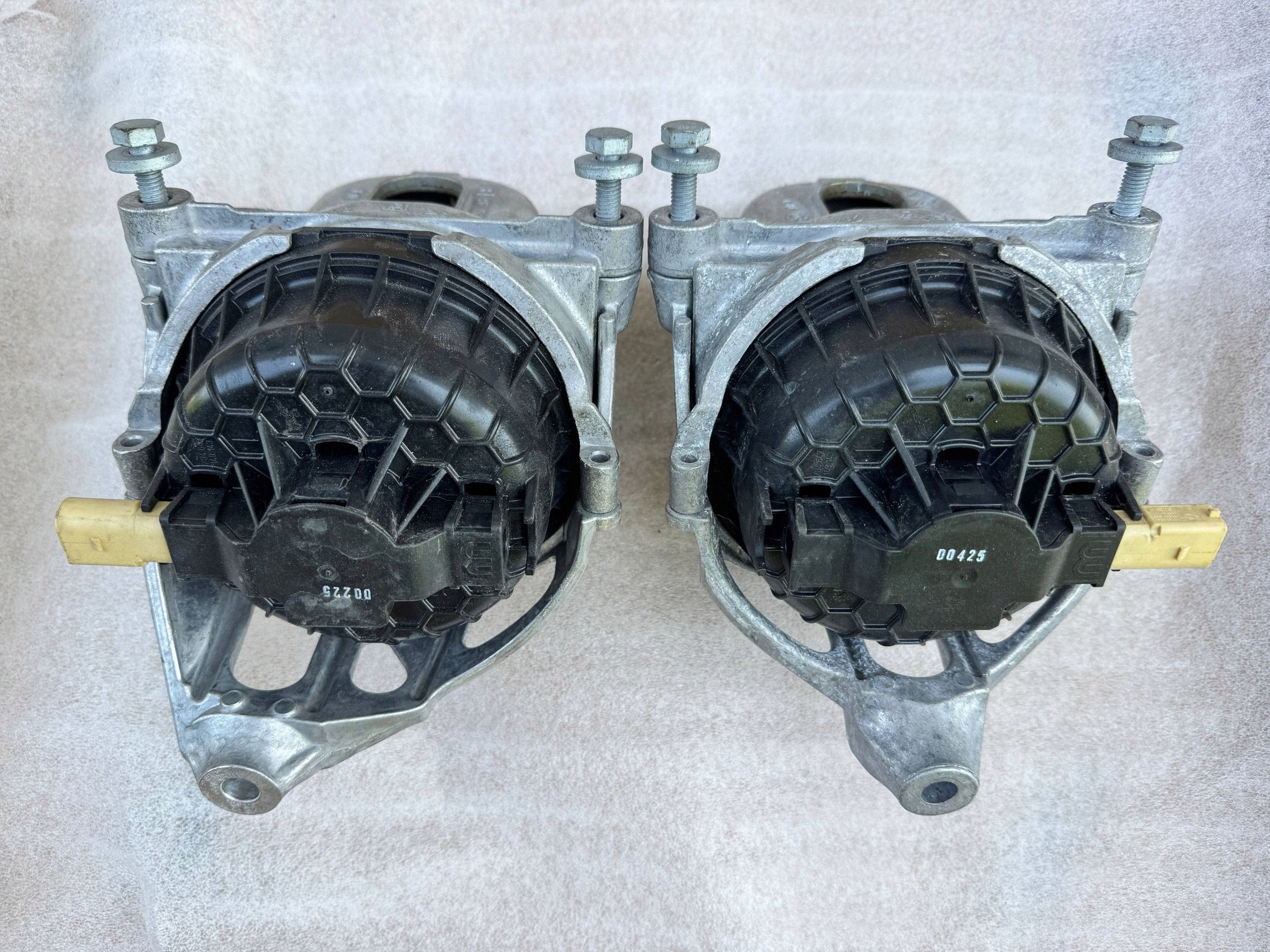 Audi A4 A5 A6 Q5 Q7 Moottorin kiinnike vasen+oikea 4M0199371HE 4M0199372HE