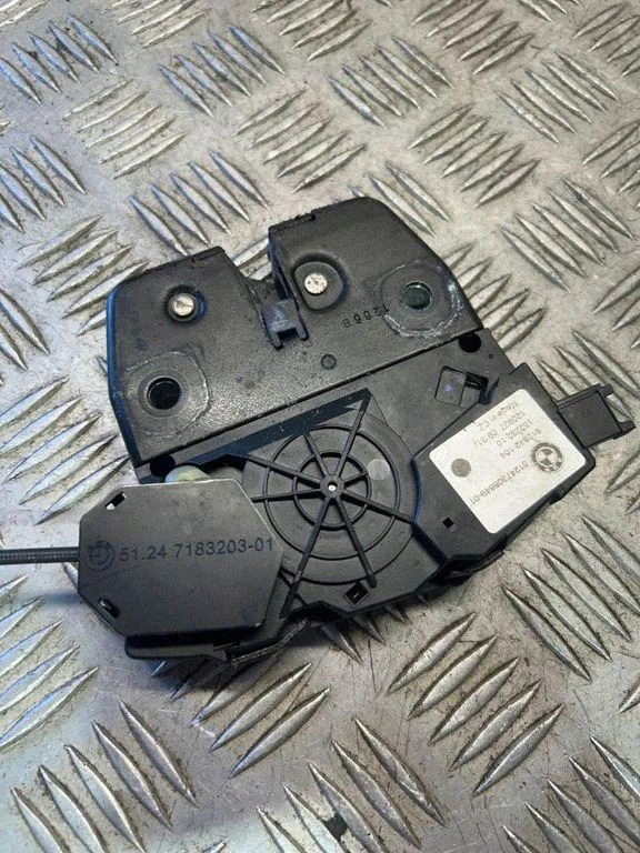 Fecho BMW E70 Porta-malas 7308849 Usado image 4