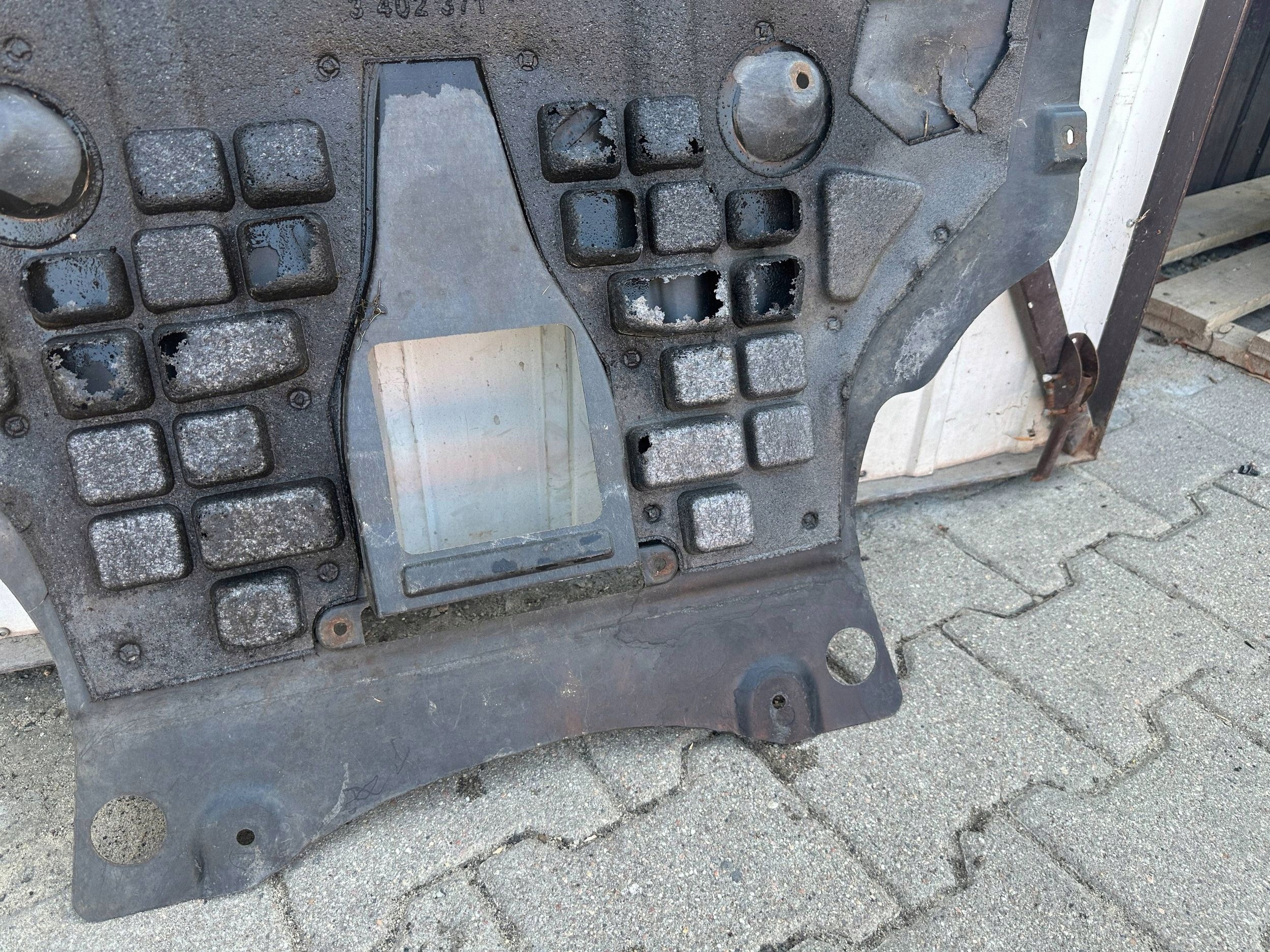 BMW OE 51713402370 Moottorin alasuojus image 9