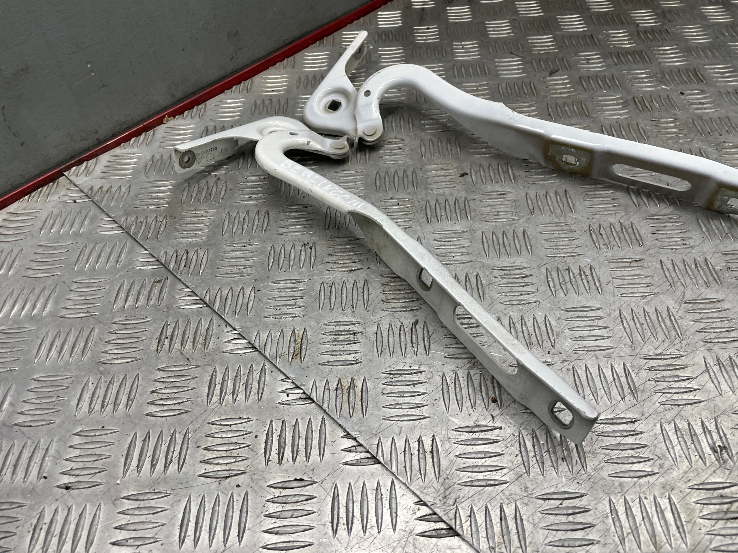 Huv gångjärnssats Peugeot Partner III / Berlingo III 18- OEM 3765387547647