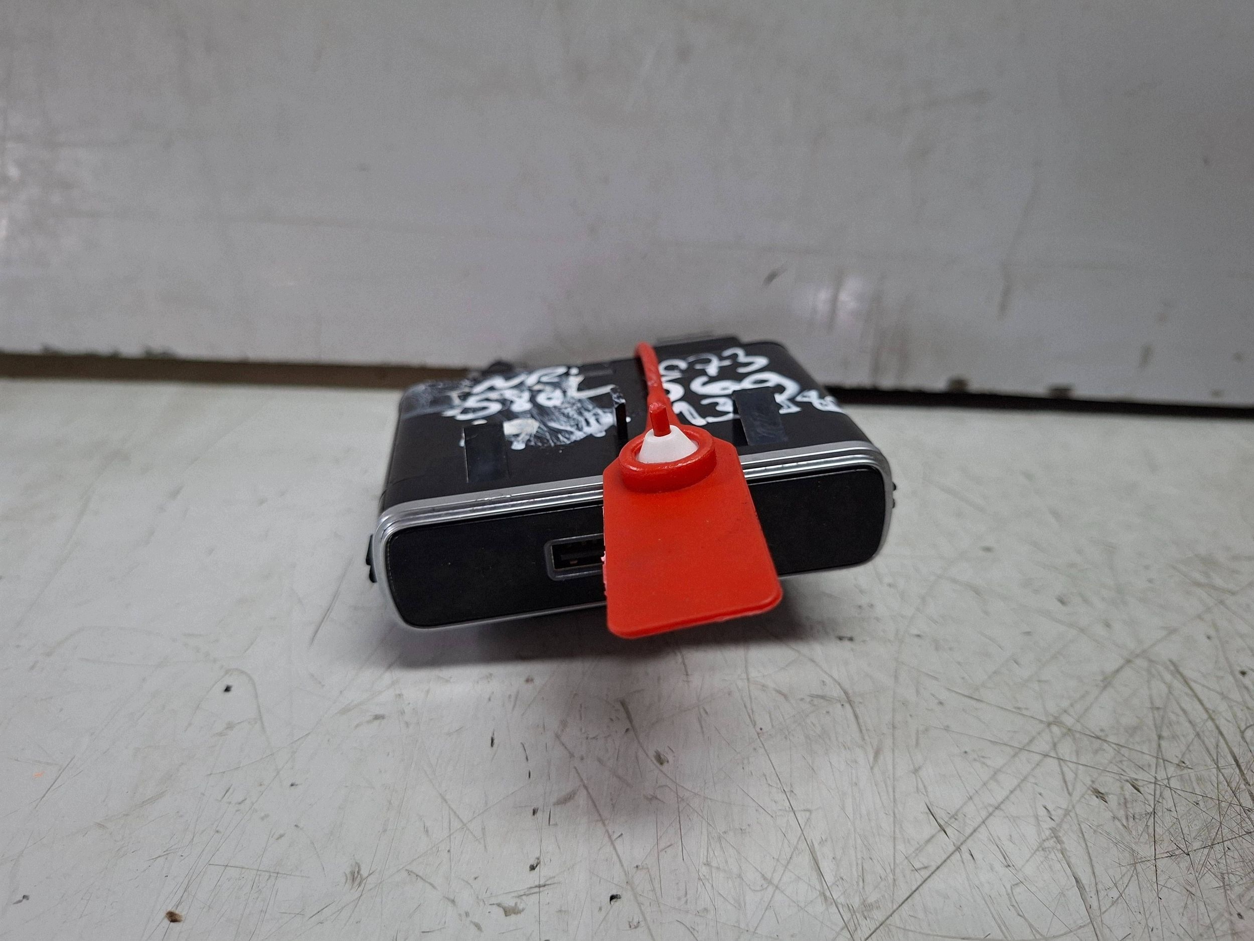 Enchufe USB S27658580 Fiat 500L 2017- image 2