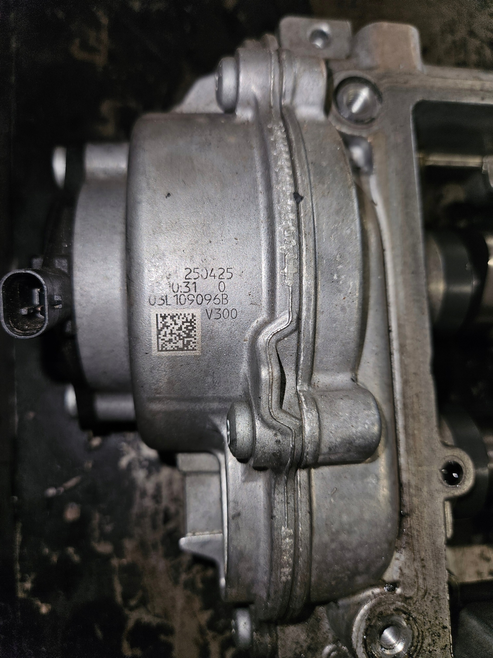 VW Audi Skoda 2.0 TDI - Nokka-akselin suojus 04L103308F