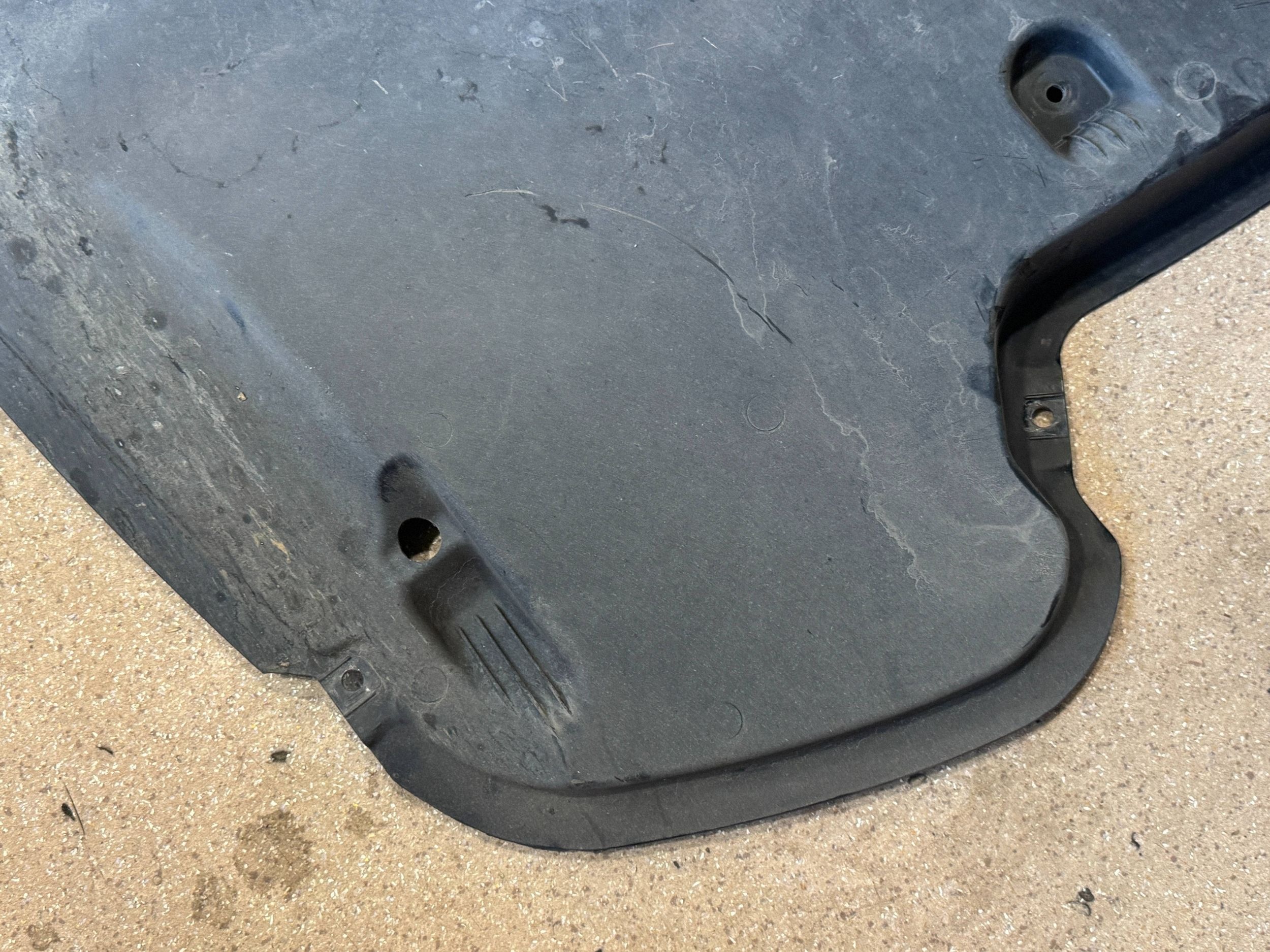 Moottorin suojus Mercedes-Benz C W206 A2066904204
