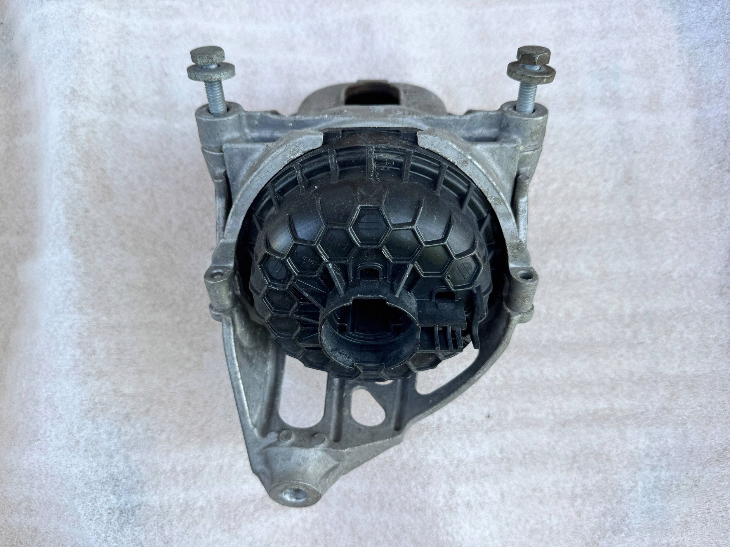 Audi A4 A5 A6 A7 Q5 Q7 Q8 Moottorin tuki vasen 4M0199371FT