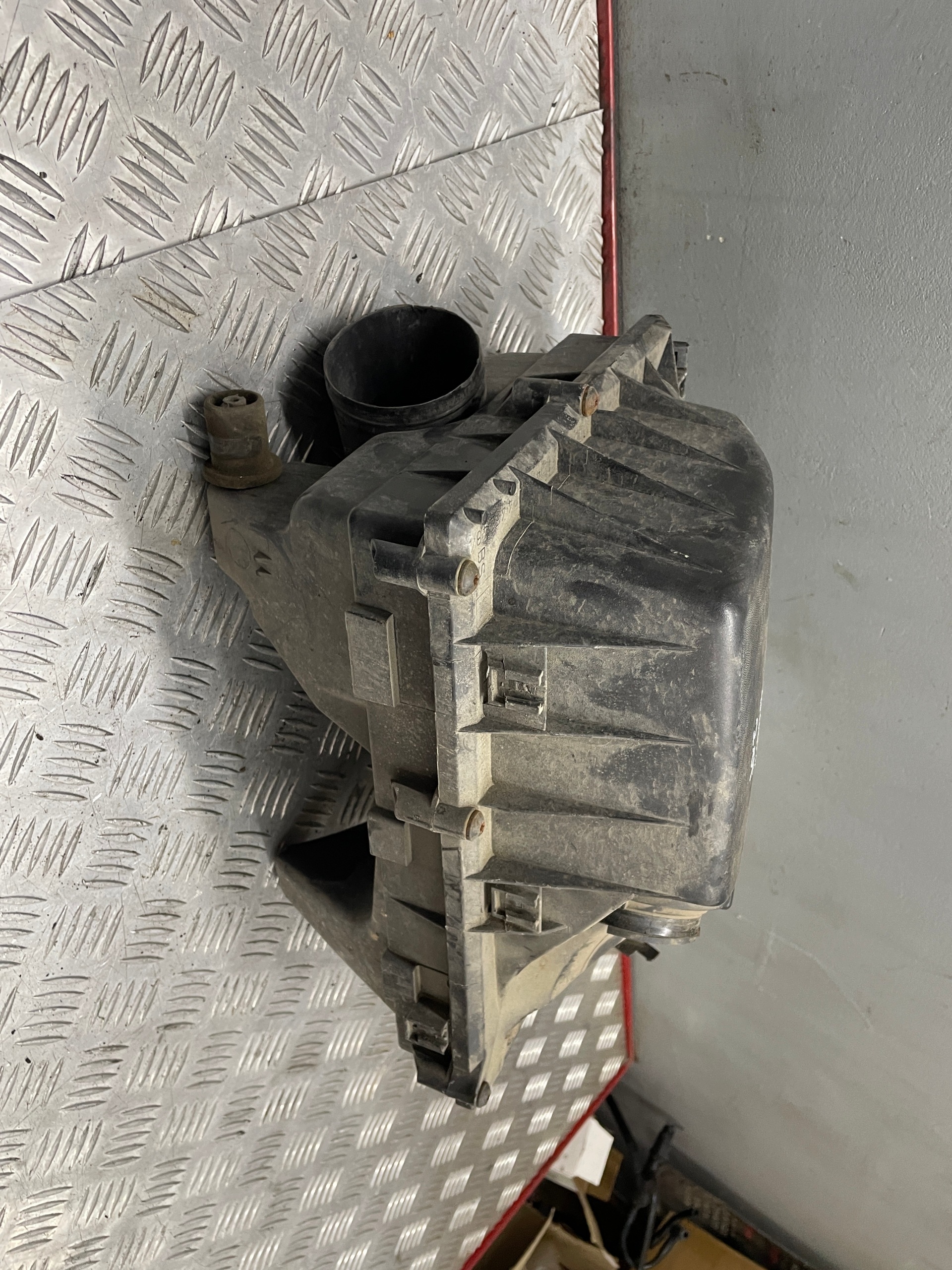 Ilmansuodattimen kotelo Opel Signum 2.0T 03-08